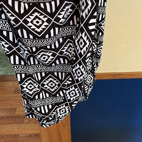 EUC Forever 21 Black and white long cardigan - Picture 4 of 7